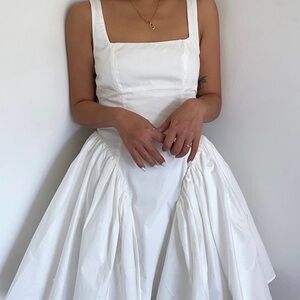 Elegant White Sleeveless Dress